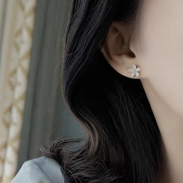 铜合金耳饰 小巧五瓣花耳钉时尚百搭通勤日常简约花朵耳饰E1871