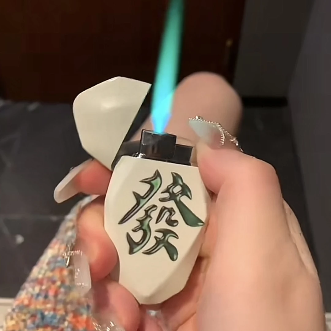 新款创意麻将发财红中菱形防风夜光打火机高颜值网红送男女友礼物