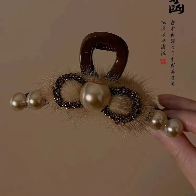 秋冬2023新款水貂毛珠珠抓夹中号毛毛发夹女后脑勺半扎鲨鱼夹头饰