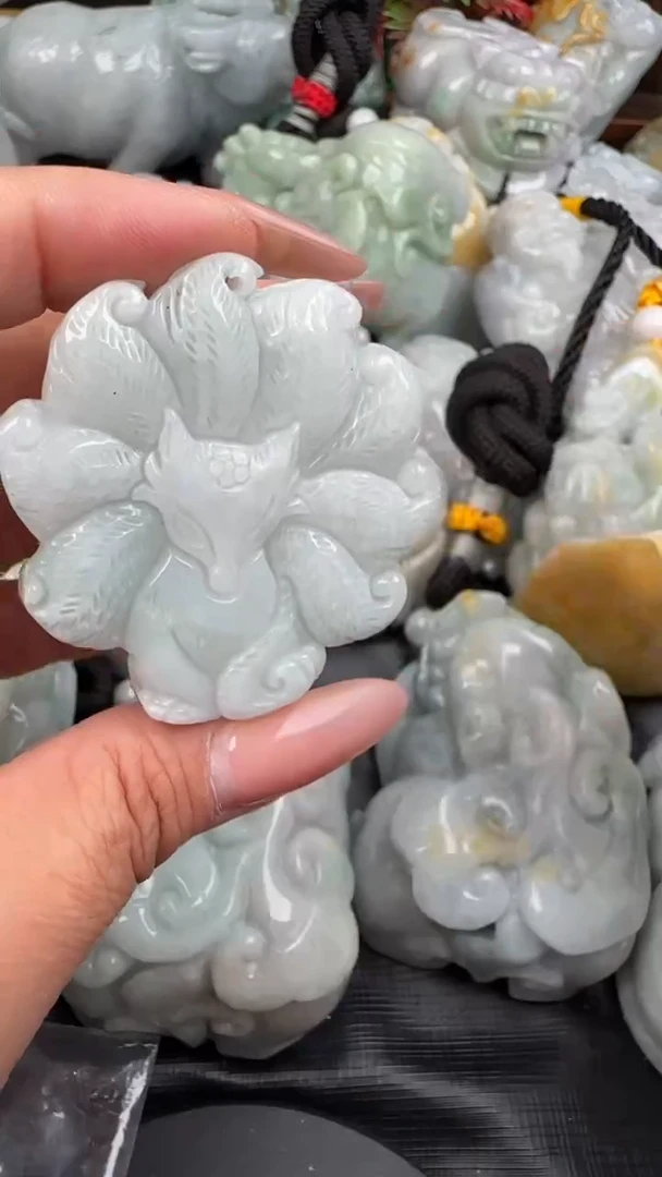 【闪购商品】翡翠挂件未镶嵌九尾狐双面有一点内纹不介意拍