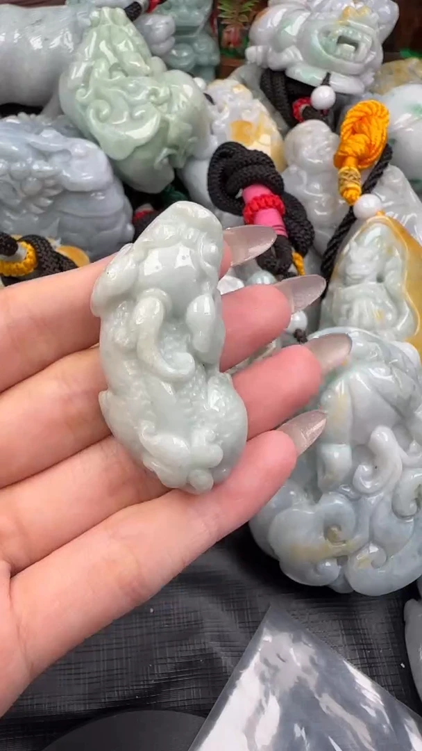 【闪购商品】翡翠挂件未镶嵌貔貅有点干不介意拍