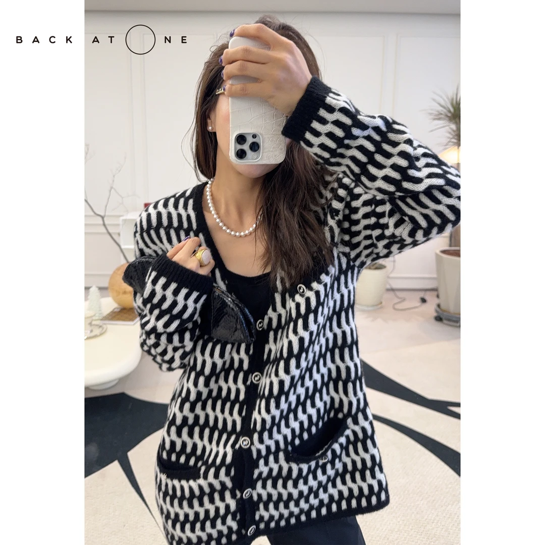 BackAtOne  “巴赫琴音”小香风黑白v领条纹口袋针织衫 B3AW-B040-K