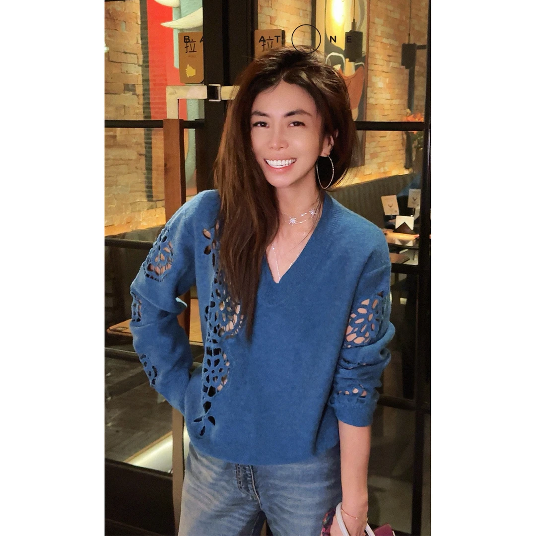 BackAtOne “蓝雾剪花” 时尚V领绿色镂空绣花针织衫 BEF-1AB179H-K