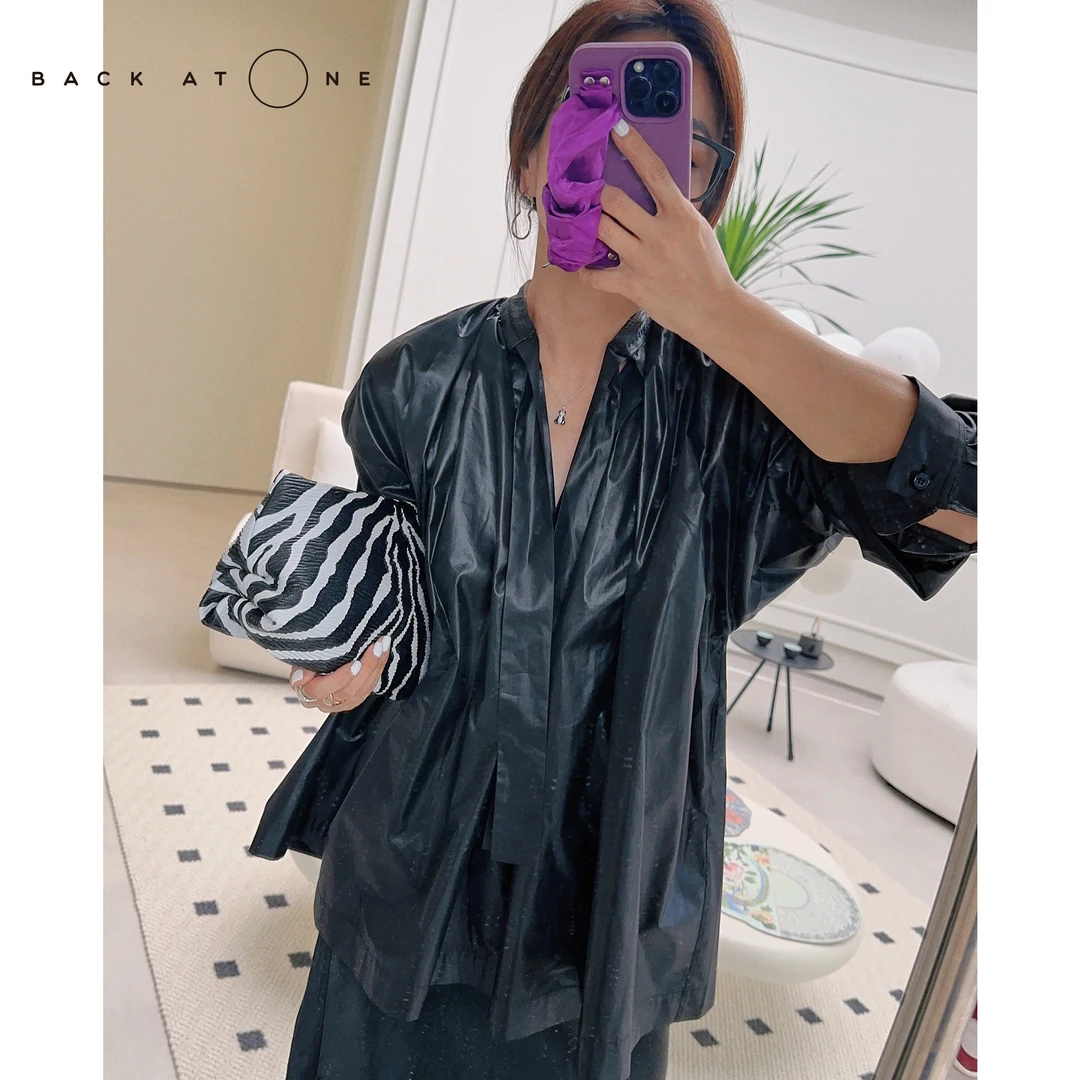 BackAtOne  “能量女王”玛瑙黑色光泽感褶皱娃娃衬衣 B3SS-X015-K