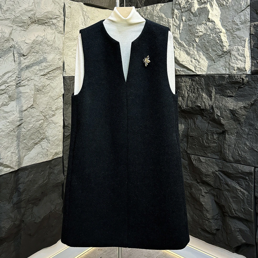 2025早春V领绵羊毛毛呢马甲裙宽松阔版背心裙女装连衣裙黑灰轻奢