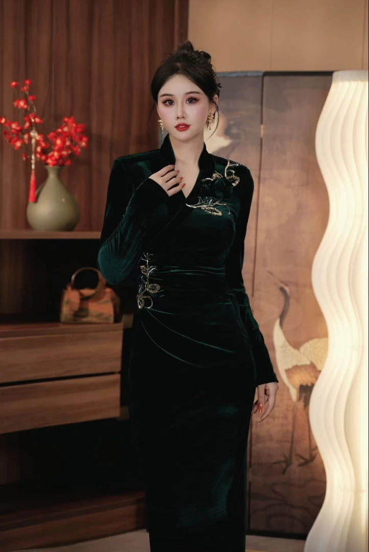 YUN 《钰芙》显瘦气质丝绒中式国风修身优雅秋冬时尚洋气绣钉珠NEW