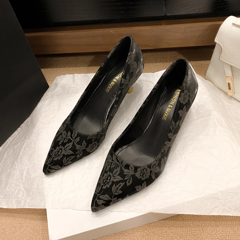 2024新款新中式国风提花绸缎绝美高跟鞋女细跟不累脚配裙尖头单鞋