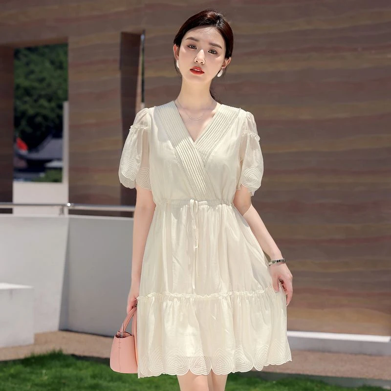 轻奢高端女装连衣裙夏季v领白色连衣裙小个子收腰泡泡袖夏天裙子