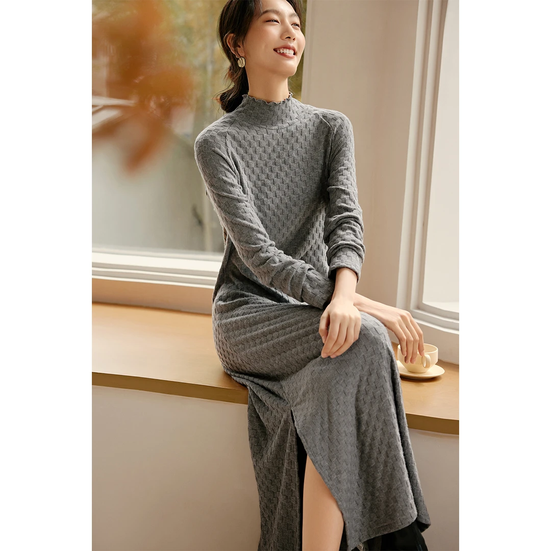 XWI/欣未2023冬新款女装高领棋盘格百搭极简肌理针织连衣裙中长款