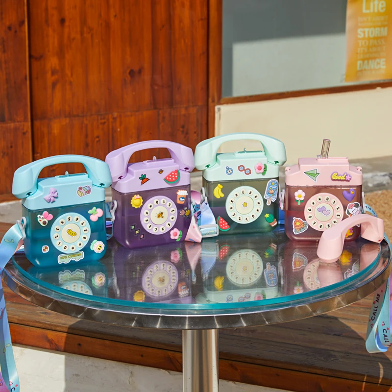 雅非奇创意可爱网红电话机吸嘴塑料水杯斜便携跨背带儿童吸管水壶