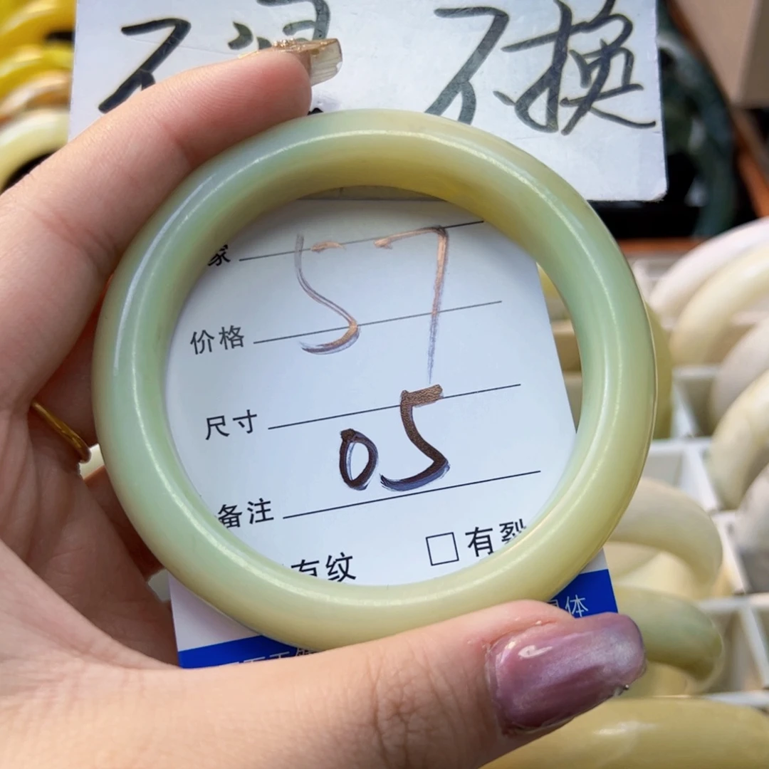 【闪购商品】蛇纹石玉手镯未镶嵌久****?