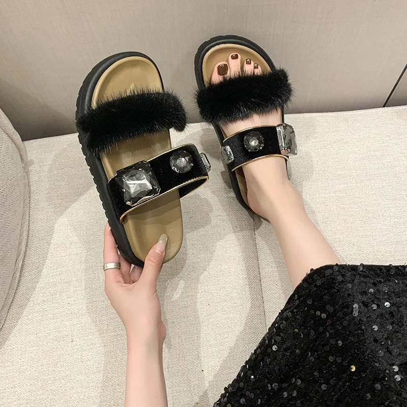 欧货重工真皮貂毛凉鞋女2024年夏季新款露趾一字扣水钻外穿凉鞋潮