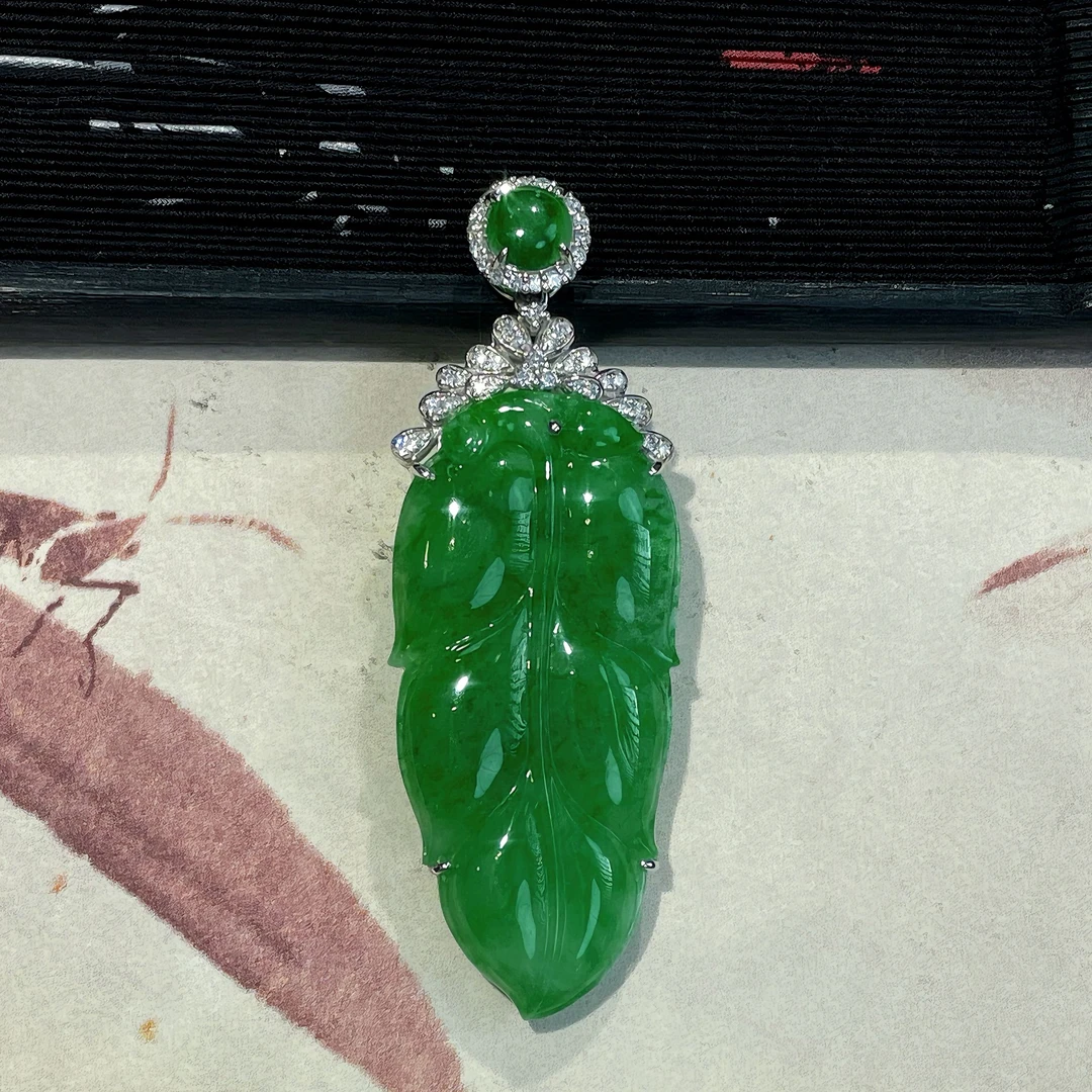 满绿翡翠叶子吊坠，缅甸A货大气，气质绿色，18K金镶嵌钻石，精雕满色