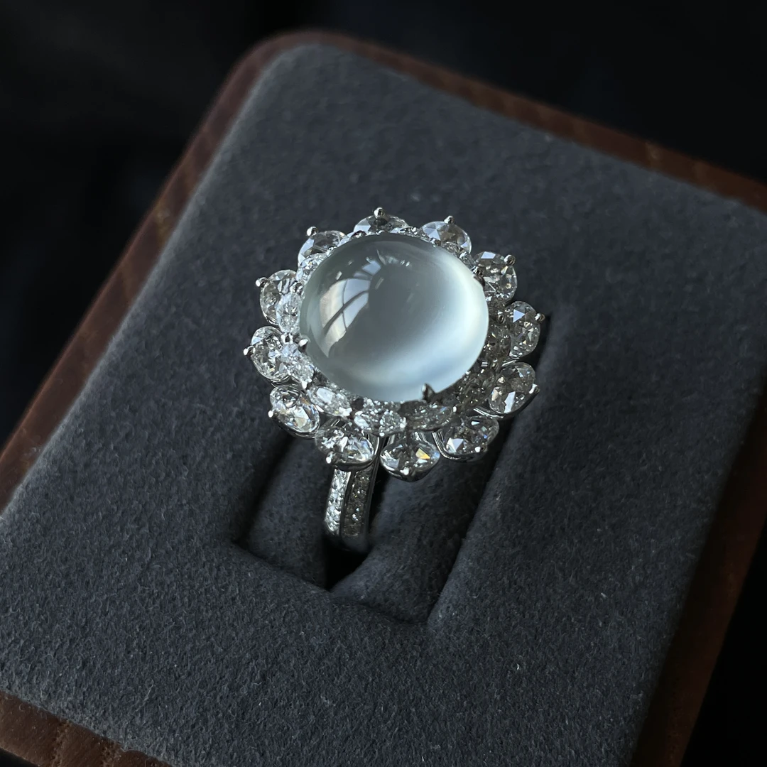 缅甸翡翠高冰玻璃底精镶蛋面戒指女士精美高级大气轻奢气质时尚