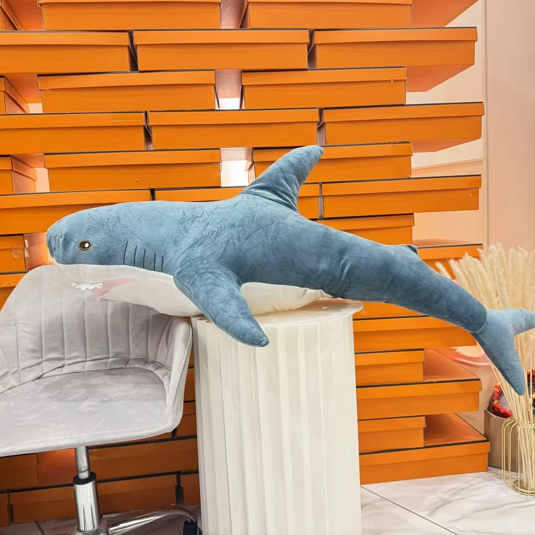 小鲨鱼抱枕娃娃玩偶阿呜睡觉女生毛绒玩具生日礼物