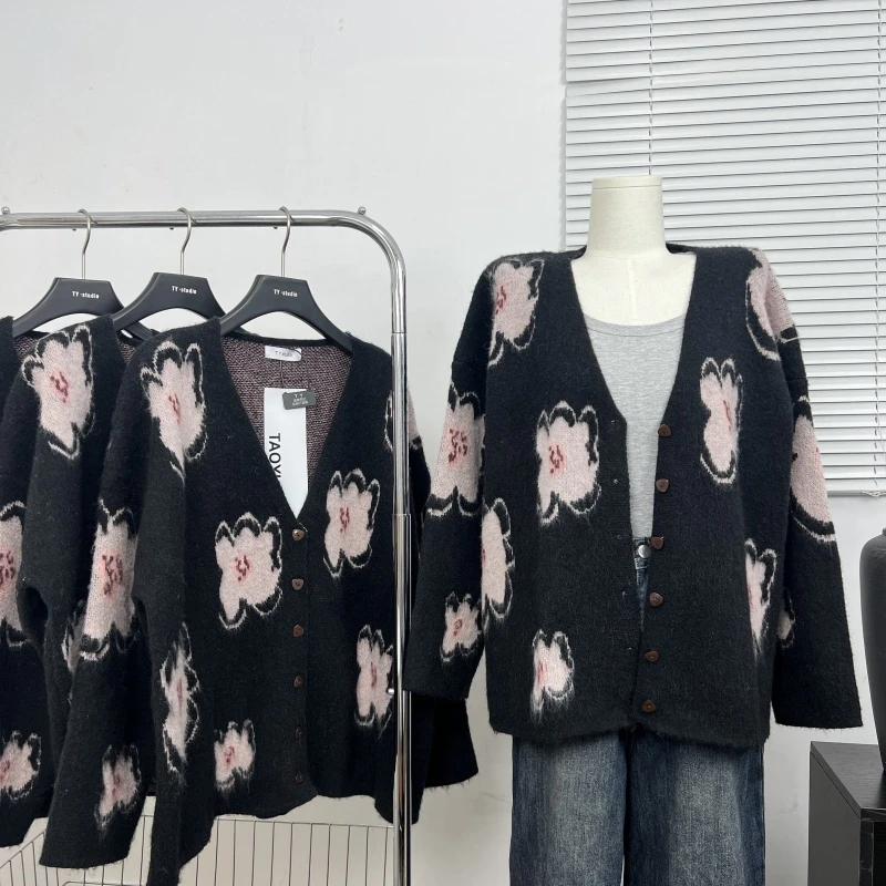 夜花园手绘桃花幼羊驼毛嵌花宽松针织开衫女秋季新品