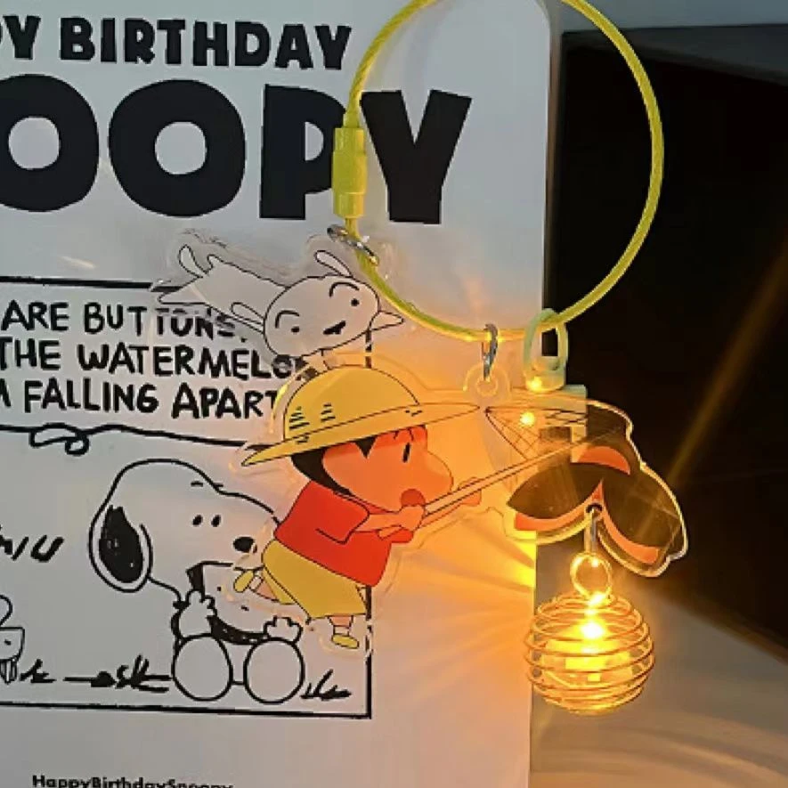 蜡笔小新钥匙扣新款发光萤火虫亚克力高颜值挂件学生礼物女生挂链