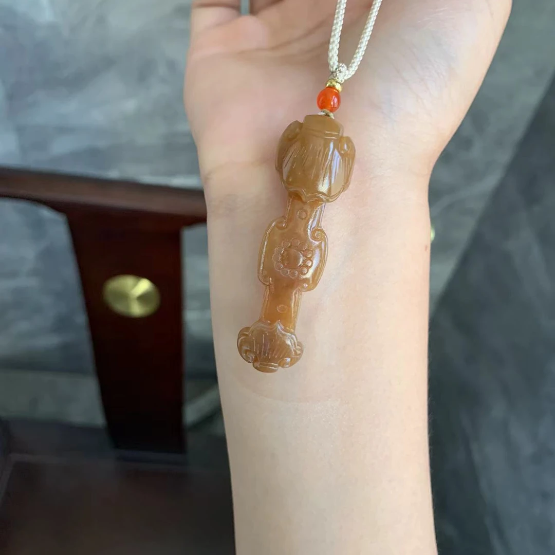 和田玉新疆且末糖如意57.8x17.1x12.3重量12.6克