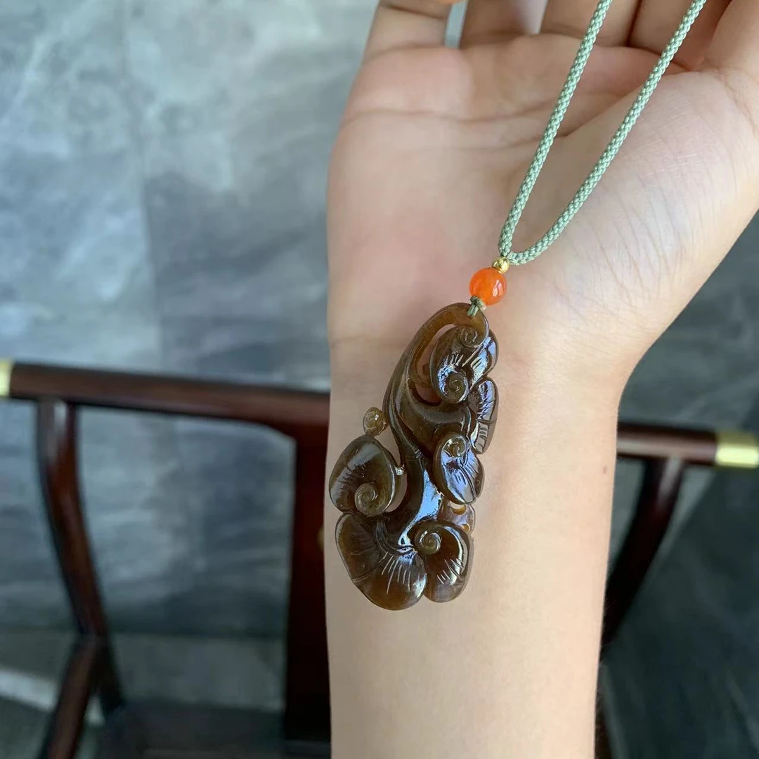 和田玉新疆且末糖吊坠 51.1x25.8x10.5重量16.4克