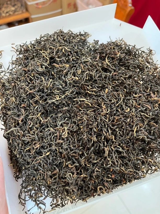 头春金骏眉，品味春日山林的第一缕幽芳。芽尖鲜嫩，毫毛披覆