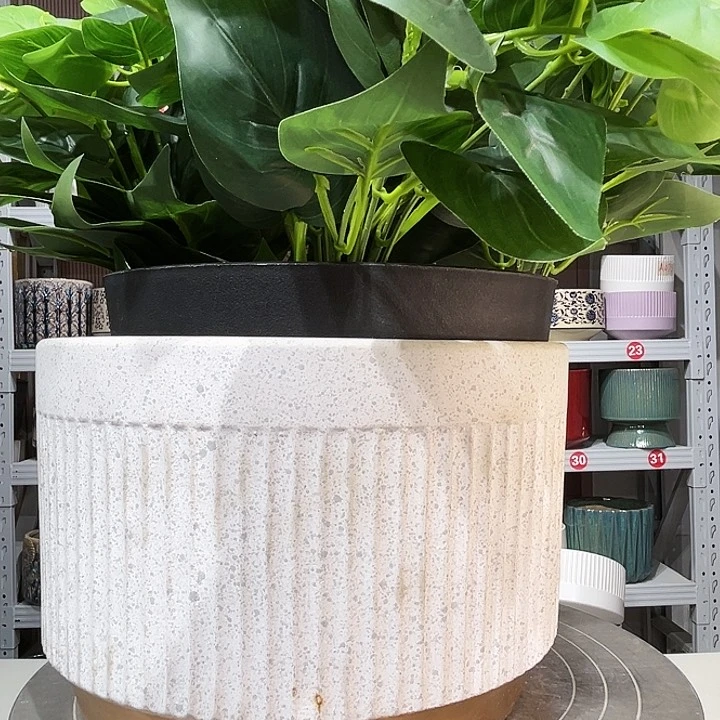 陶瓷金底竖纹大。  瑕疵