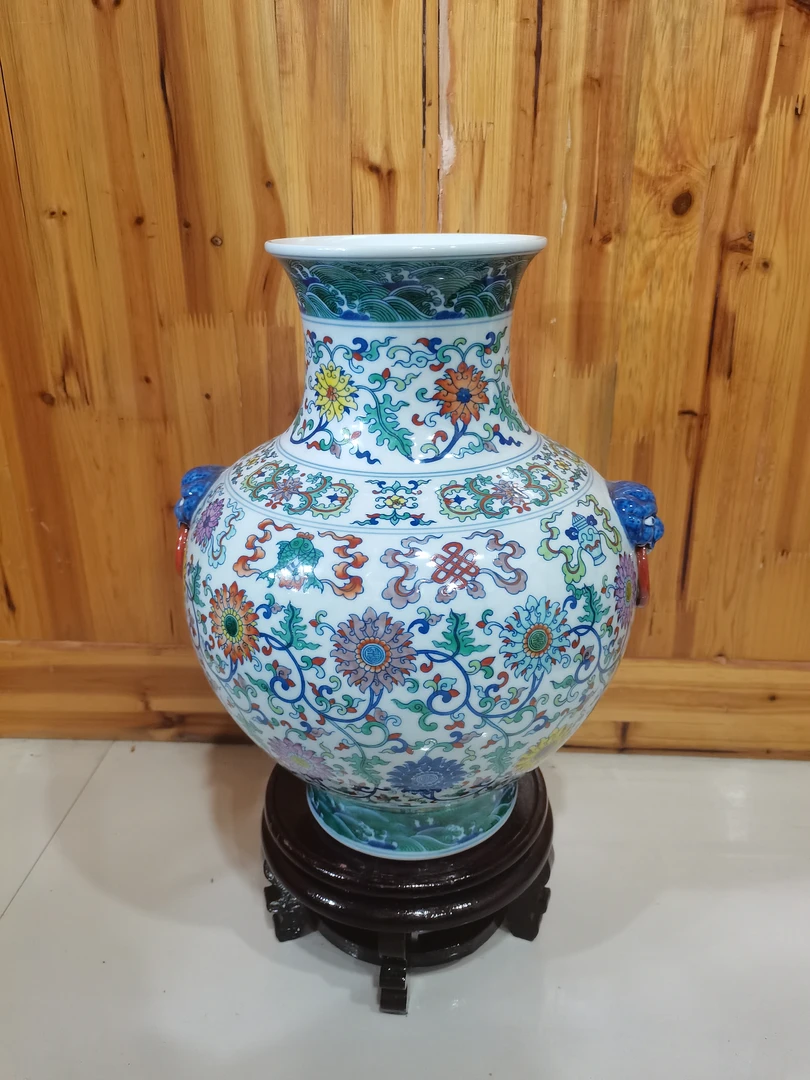 景德镇青花斗彩双狮子缠枝枝花瓶