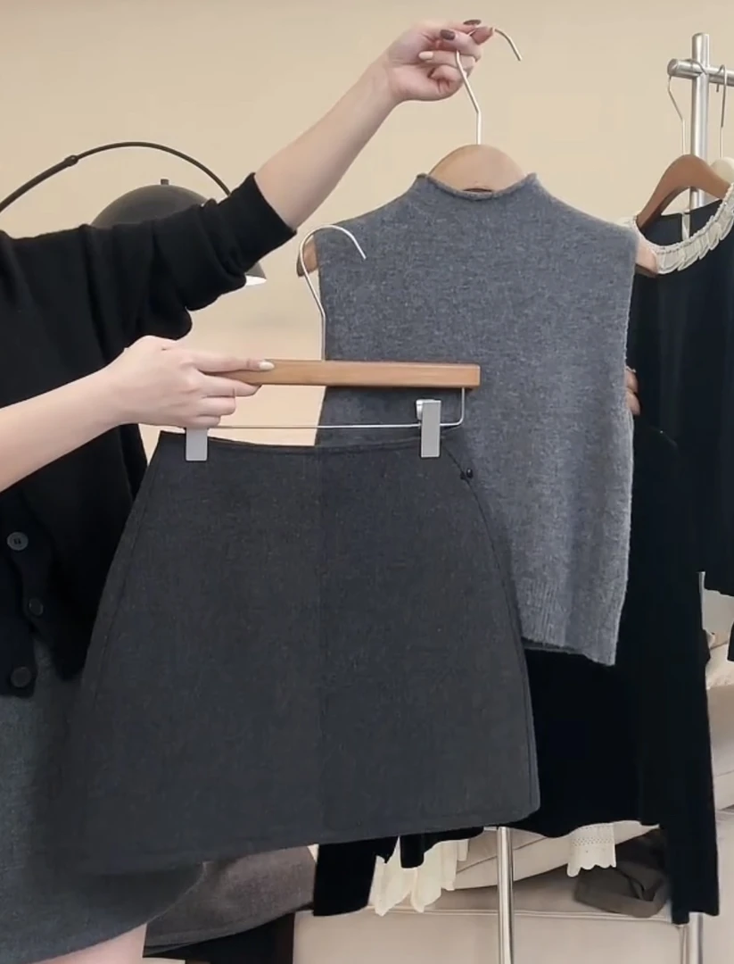 「清潭洞欧尼」碳灰色软呢高腰半身裙