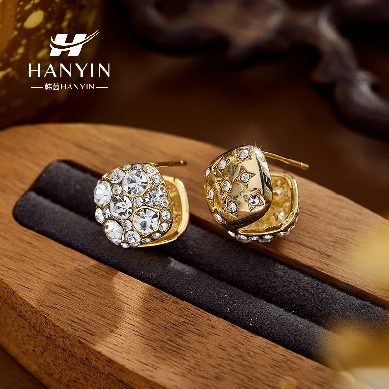 HANYIN/韩茵 铜合金合成锆石耳饰 璀璨不对称方形耳钉包耳式耳环