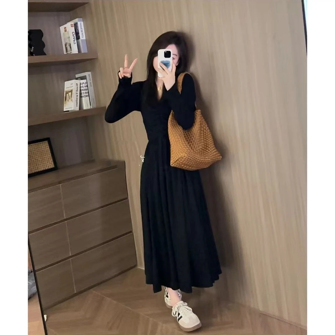 显瘦百搭法式打底连衣裙长裙2024早秋复古v领褶皱设计
