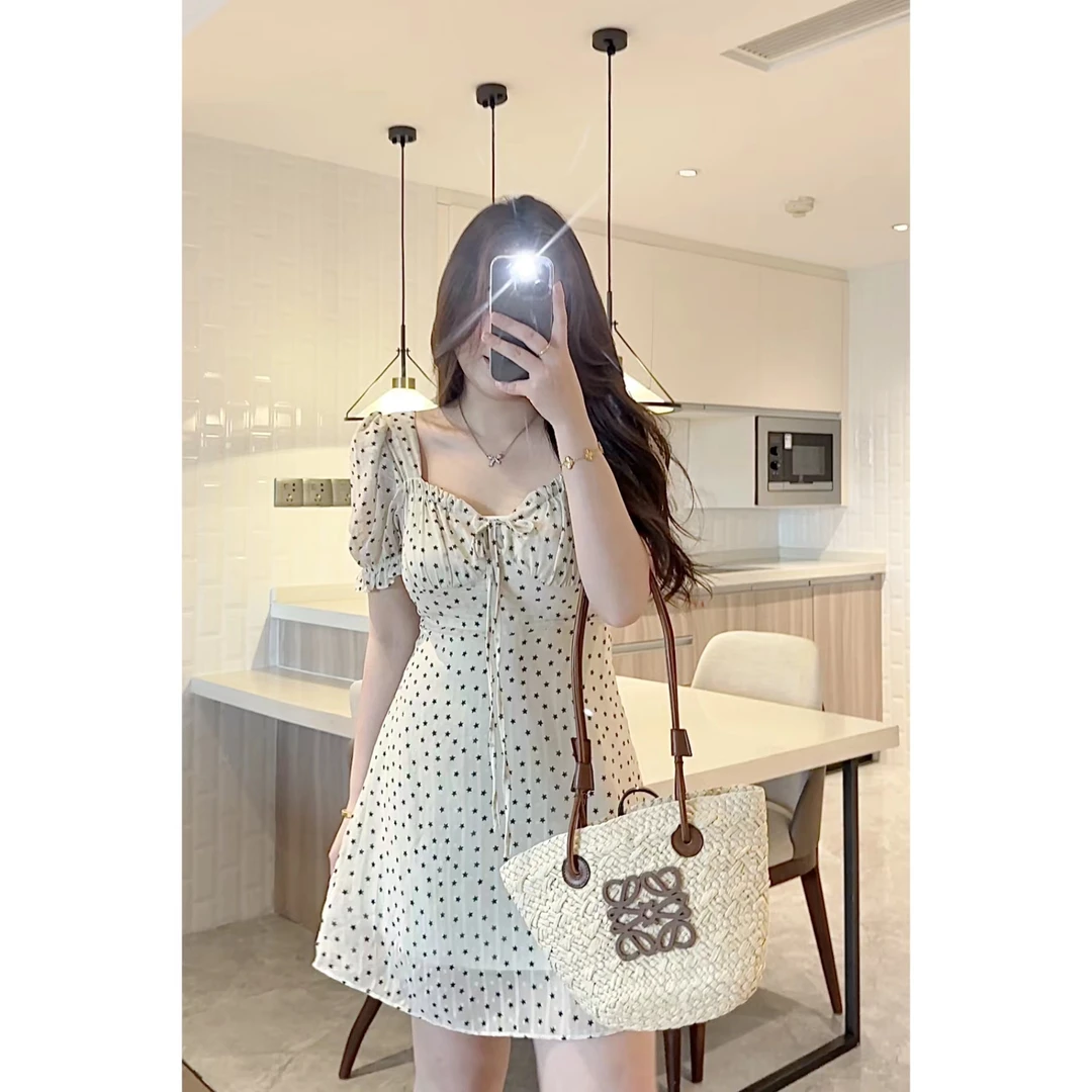 周周-微胖夏季新款法式复古波点方领气质泡泡袖系带连衣裙WP681