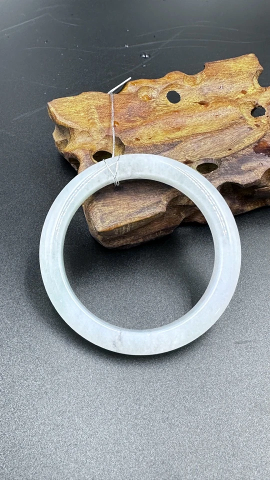 女款时尚白色美人翡翠手镯