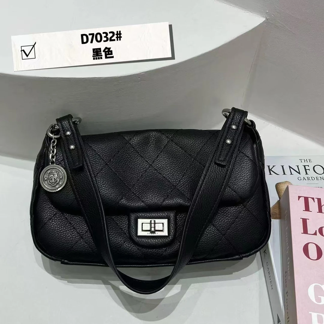 【康妮甄选】秋冬简约潮流轻奢百搭时尚气质斜跨包ZT-D7032-黑色