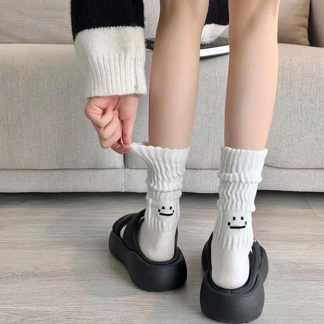 袜子女中筒袜外穿秋冬堆堆袜ins潮网红刺绣笑脸黑白色百搭长筒袜