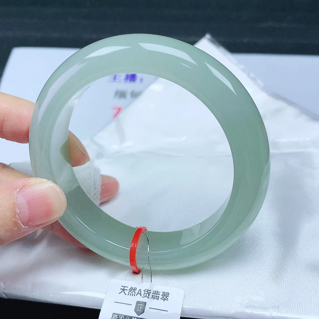 翡翠手镯未镶嵌55圈
