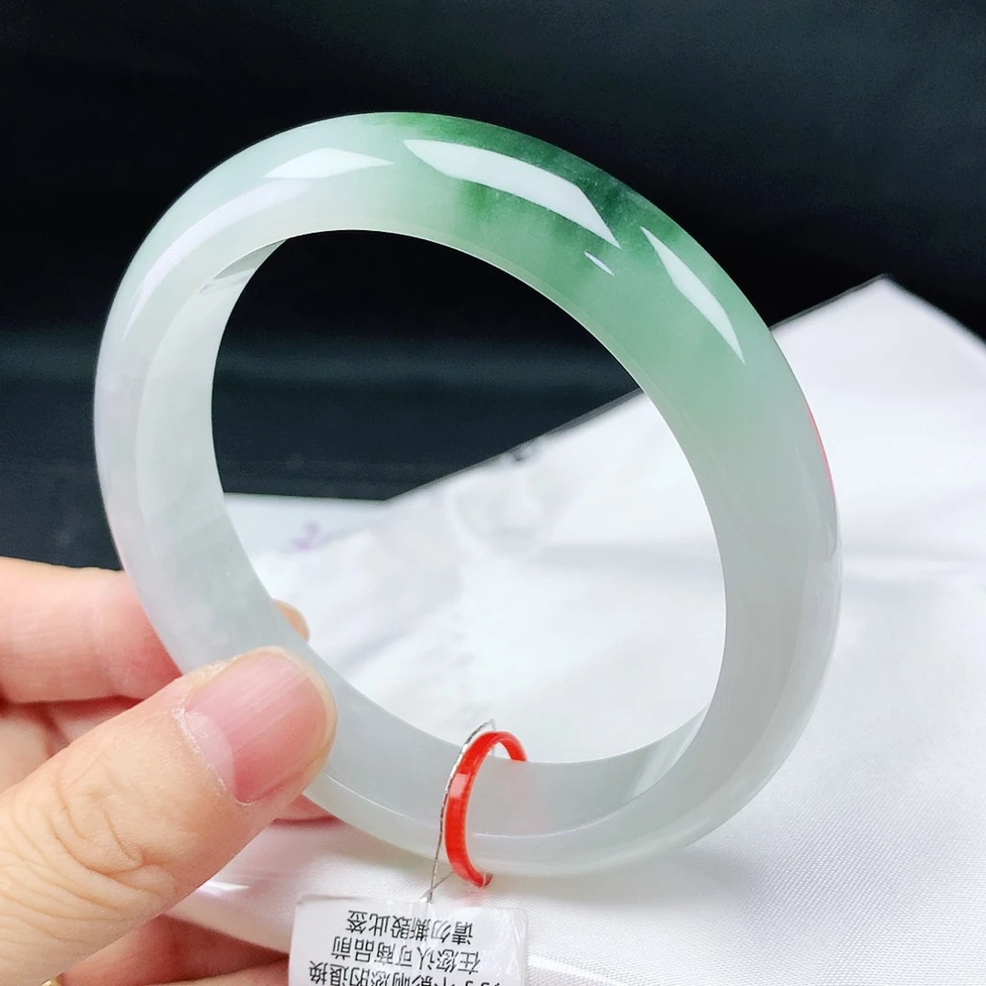 翡翠手镯未镶嵌60圈