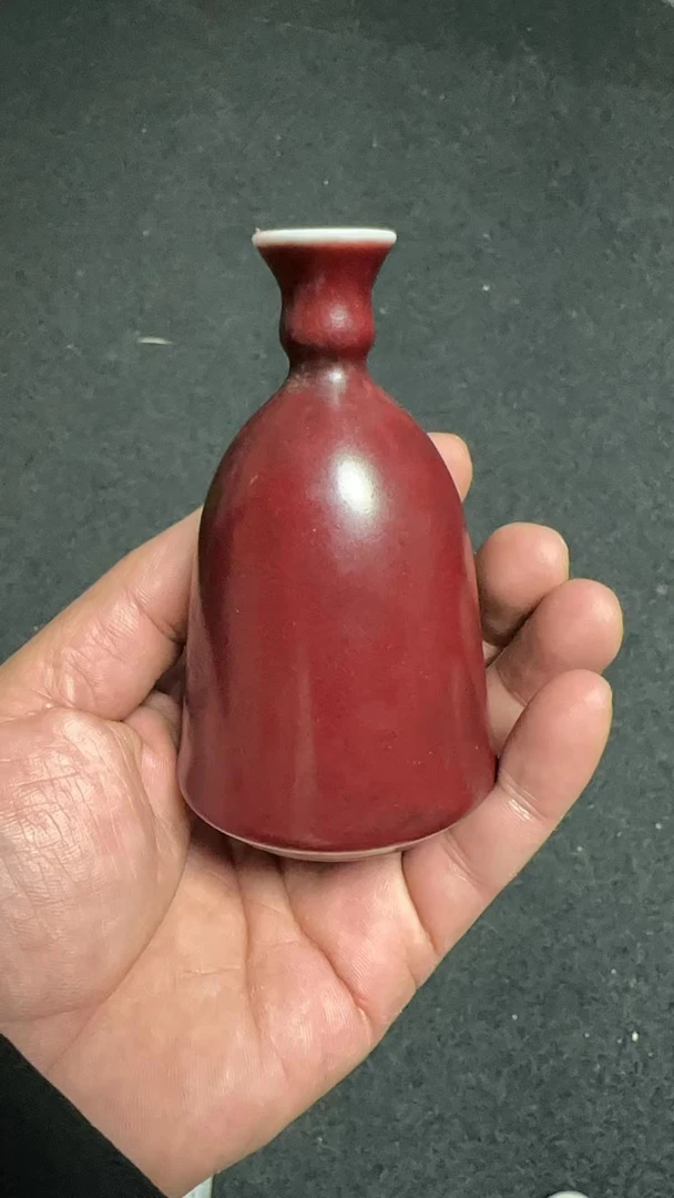 单色红釉无款小瓶
