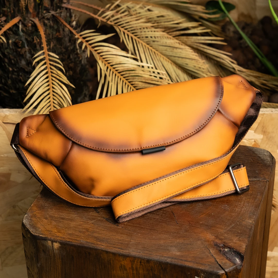 鹿师傅新款真皮男士斜挎包牛皮多功能胸包百搭个性斜挎真皮潮流包