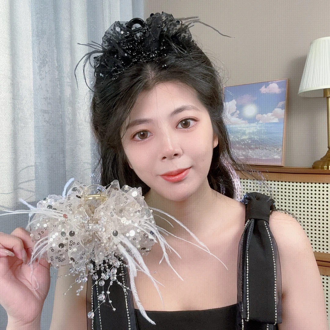超仙亮片羽毛流苏抓夹女2024新款毛毛发夹后脑勺盘发鲨鱼夹子头饰