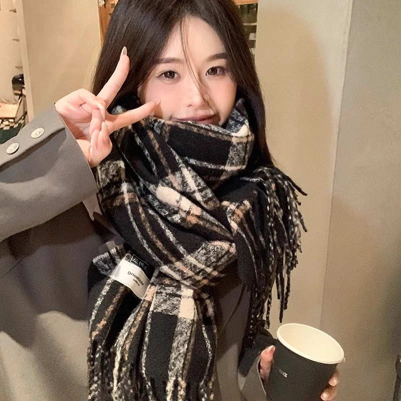2024新款黑白格子围巾女秋冬季高级感两用披肩格子流苏加厚围脖潮