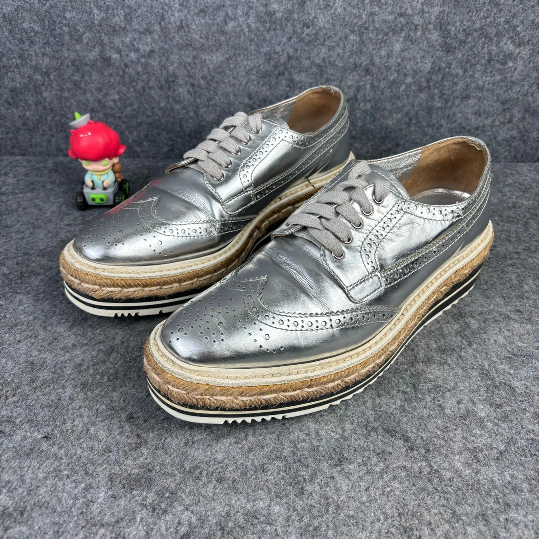 95新 Prada/普拉达 秀款刻花皮鞋 37码 95新 品相不错 YLP1252