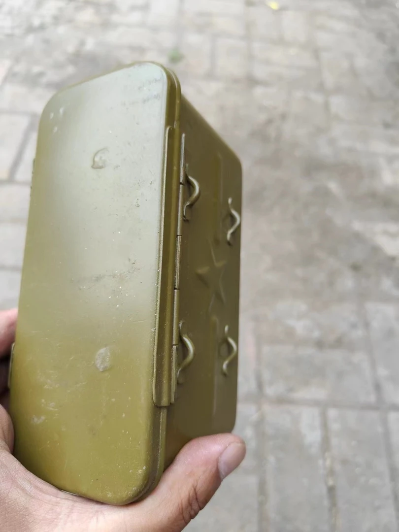 60年代老黄绿色密封工具小铁盒