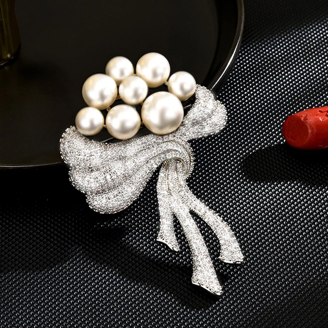 铜合金合成锆石胸针 新款珠珠花卉胸针百搭时尚西装大衣通勤胸针