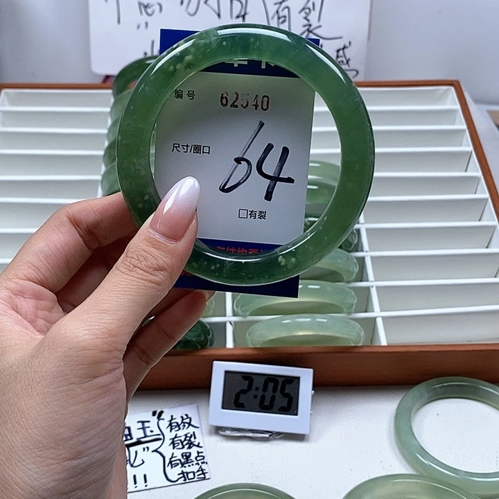 蛇纹石玉手镯未镶嵌