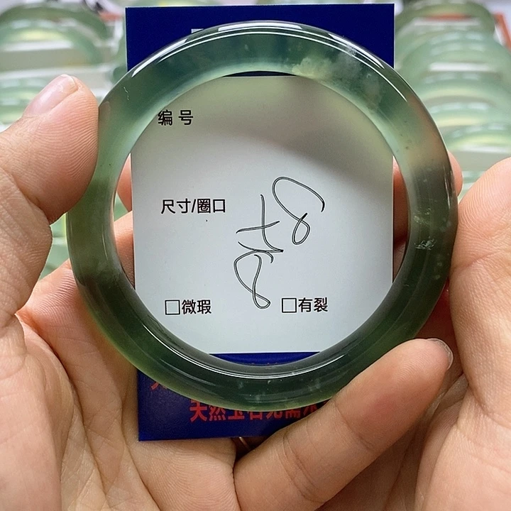 蛇纹石玉手镯未镶嵌紫****?