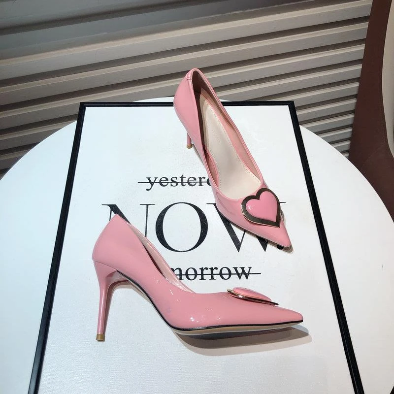 法式少女显白粉色高跟鞋2024春季新款性感尖头心形扣漆皮细跟单鞋