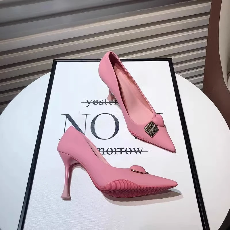 显白高跟鞋春季新款小众设计仙女爱心女鞋金属扣尖头细跟浅口单鞋