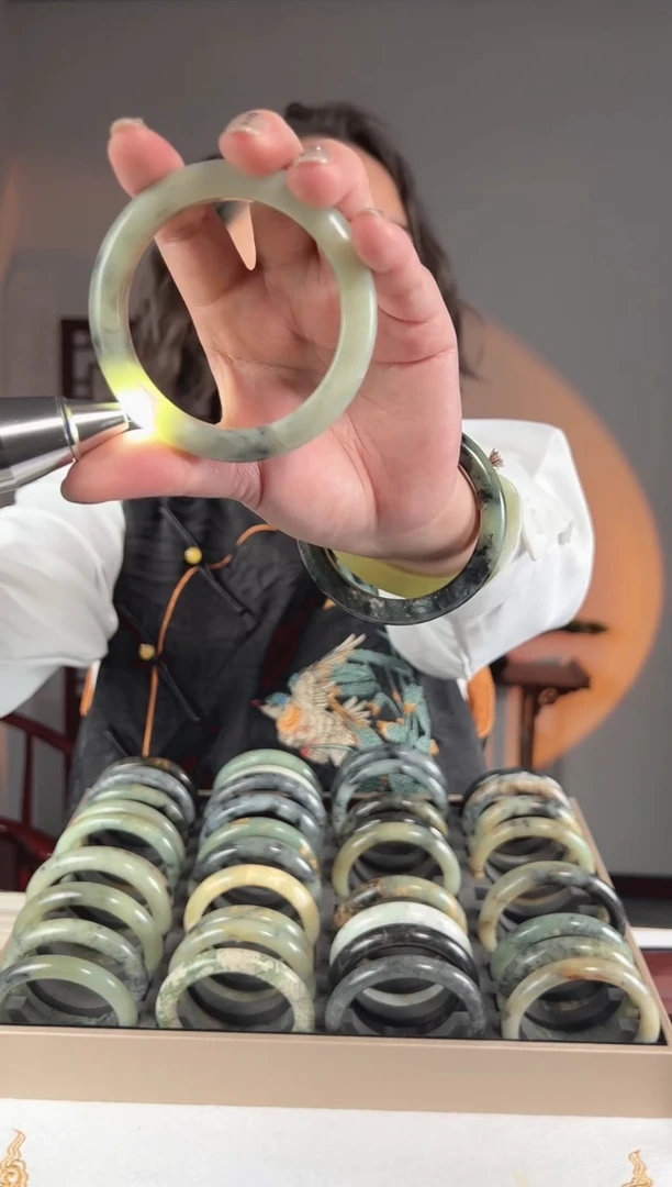 【闪购商品】蛇纹石玉手镯合金岫玉玉镯58