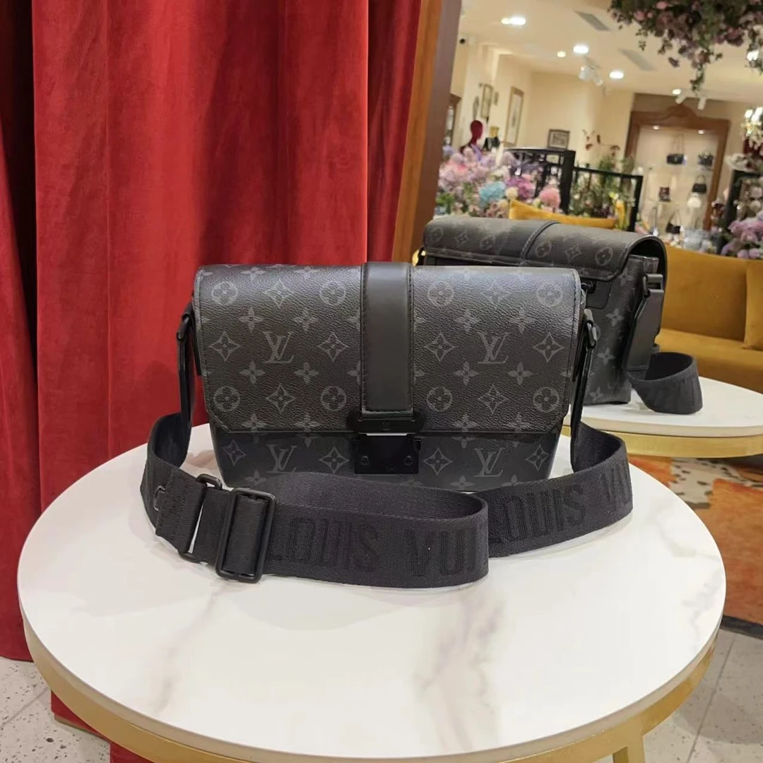 95新 LV GGS丨scape邮差包黑武士老花芯片 81888813