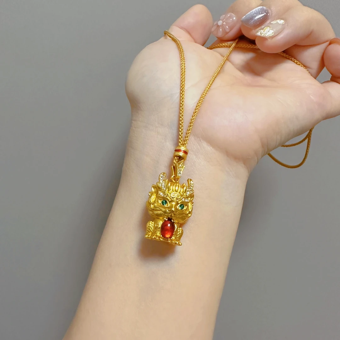 合金布艺项链合金布艺项链立体红珐琅麒麟联名吊坠配美拉德绳