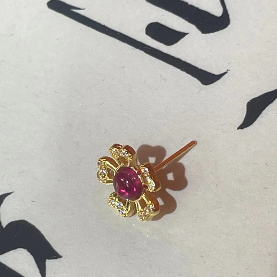 【专柜正品带鉴定证书】18 K 金 太阳花红宝石耳钉【小叶专属J】